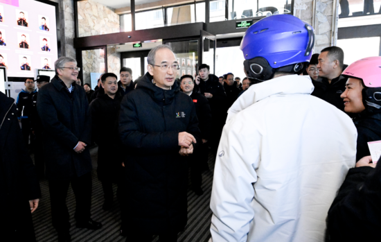 11��22��������ʡ2025-2026��ѩ���_���ߵ�31�ü����Fڡ��ѩ��(ji��)�_Ļʽ�ڼ����������ɻ����ȼم^(q��)�e����ʡί��ӛ�S����ѩ�ߴ�d�c��ʡ�ο��H�н�����